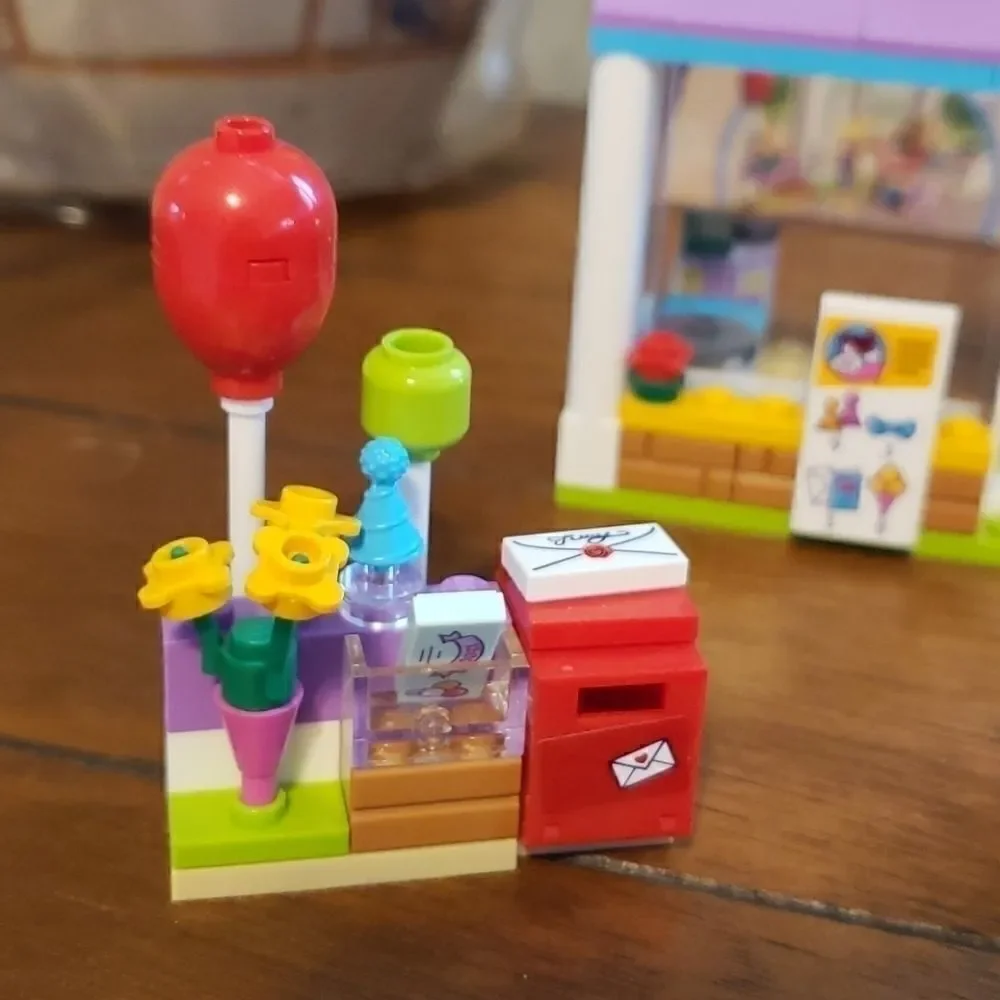 LEGO FRIENDS HEARTLAKE GIFT DELIVERY (RETIRED)